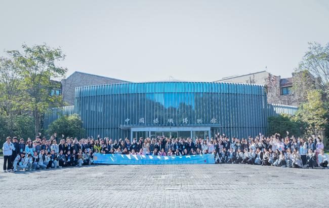 阿克苏师生在博物馆前合影留念，浙阿非遗三交研学实拍