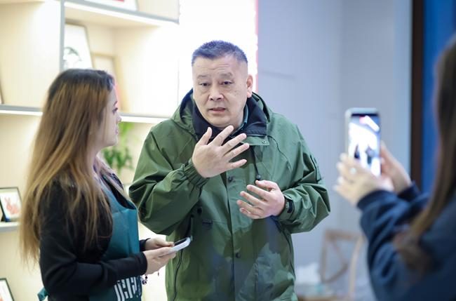 非遗专家现场讲解，学生专注聆听，浙阿非遗研学实拍