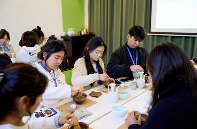 学生围坐体验茶艺与泡茶，浙阿非遗研学实拍
