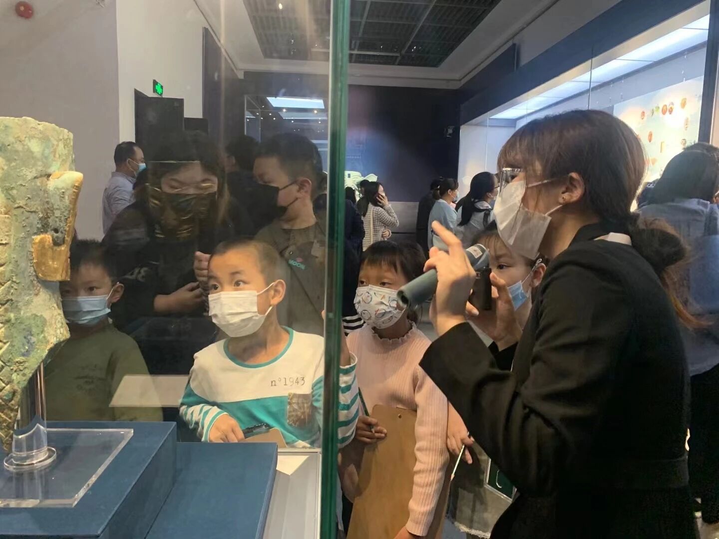 博物馆内讲解员给孩子们介绍展品，浸思研学博物馆与纪念馆课程