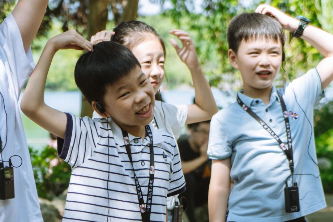 户外阳光下几个孩子做鬼脸玩耍的欢乐瞬间，浸思研学快乐研学实拍