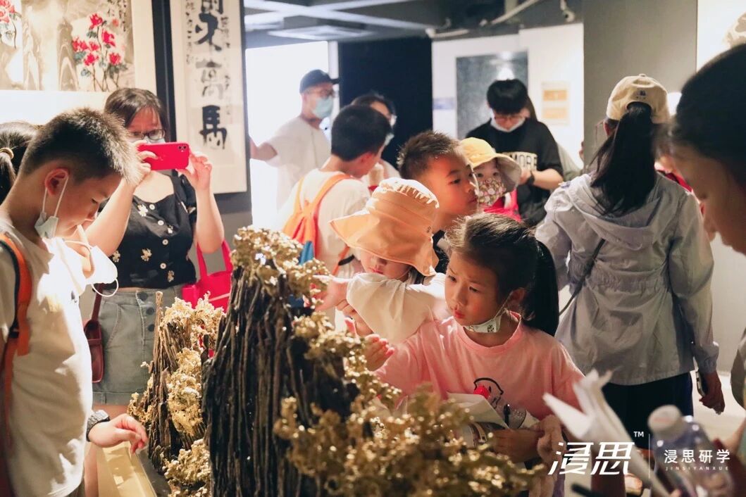 Students on Jinsi study tour activity