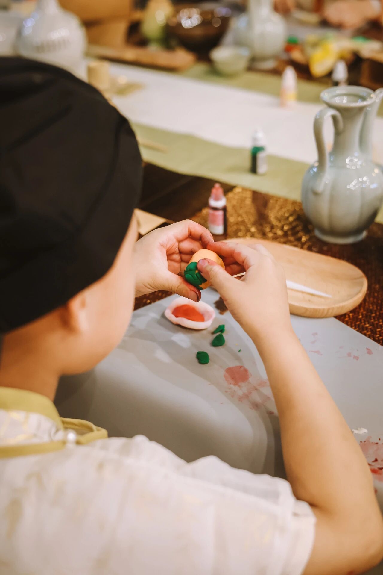 一个人在桌前进行手工艺制作，浸思研学手工课堂实拍