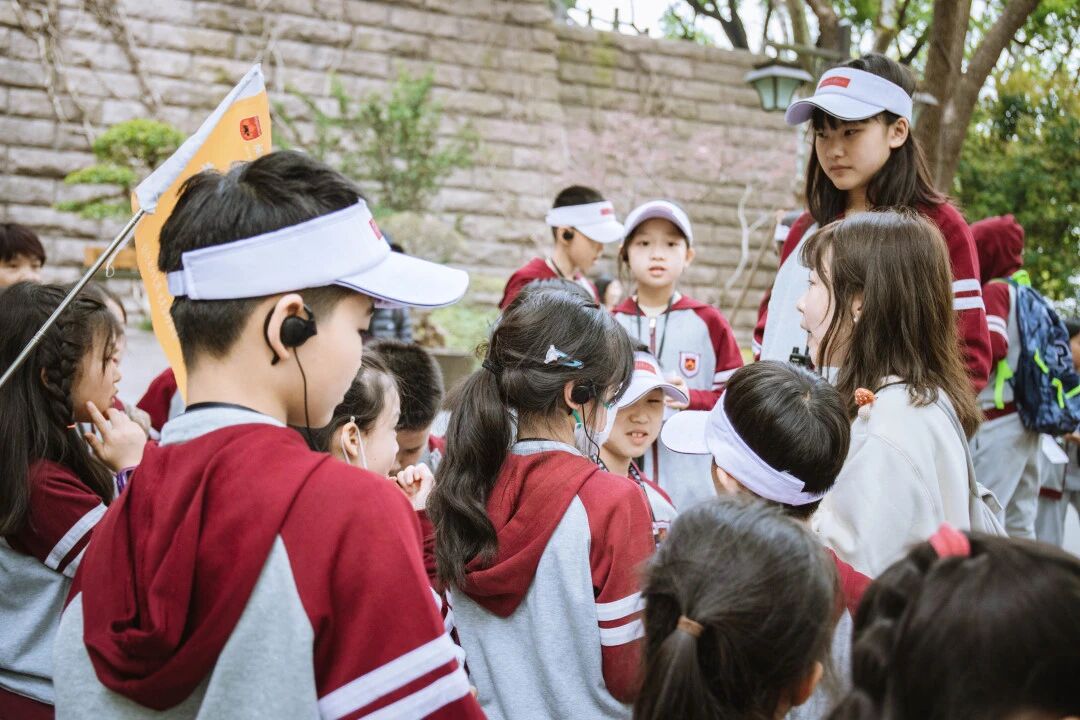 穿统一校服的学生在户外集合，浸思研学户外研学实拍