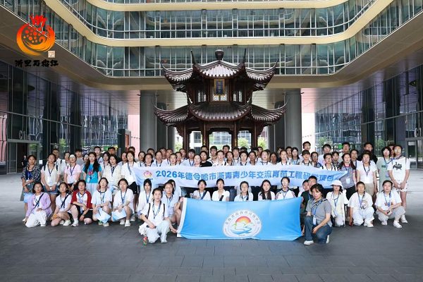 德令哈师生在传统建筑前合影，浙青研学实拍