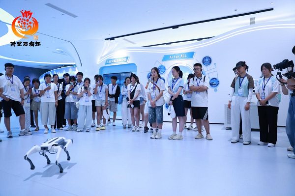 学生参观机器狗科技展示，浙青研学科技体验实拍