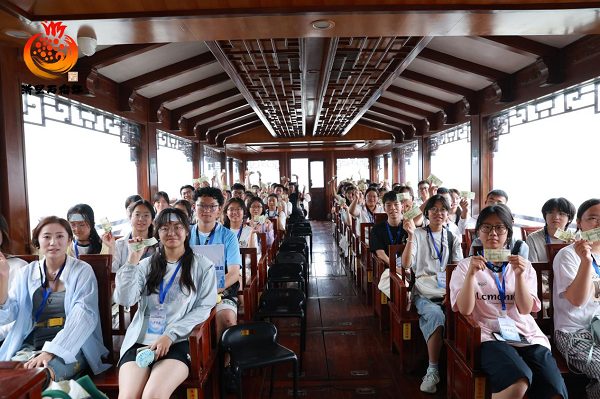 学生乘坐木船游览江南水乡，浙青研学实拍