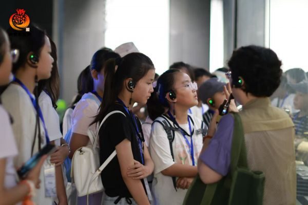 学生佩戴导览耳机认真听讲，浙青研学实拍