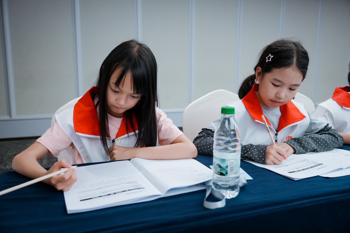 学生认真记录研学笔记，浙青研学实拍
