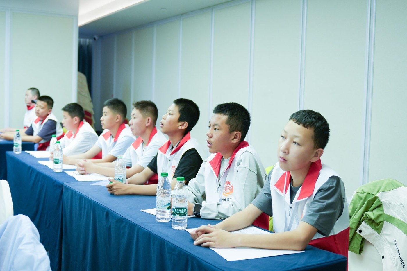 德令哈初中组认真听讲，浙青研学实拍