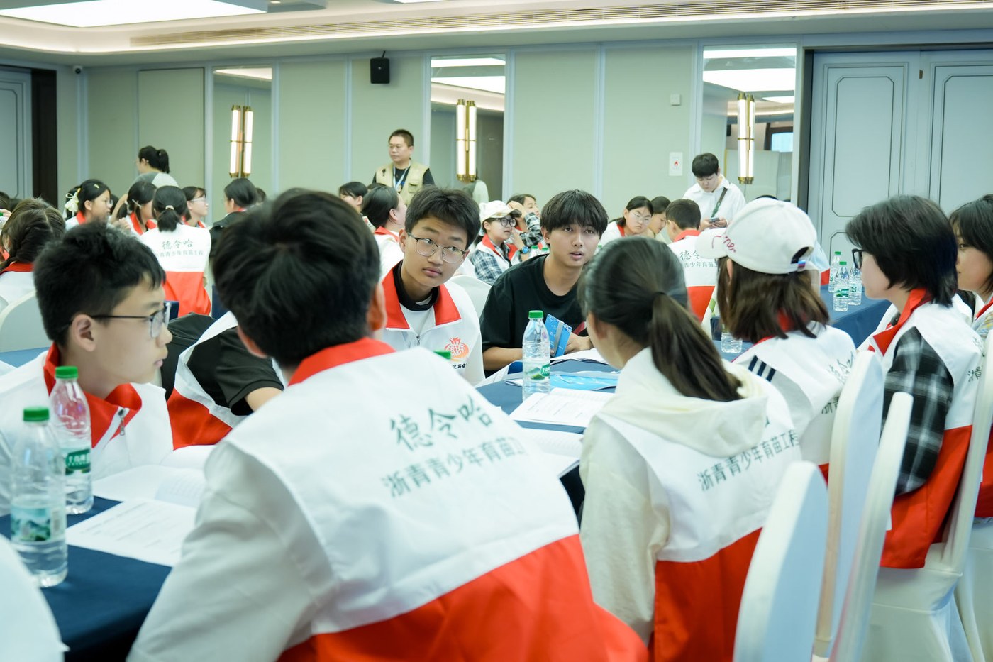 初中组开展小组讨论，浙青研学实拍